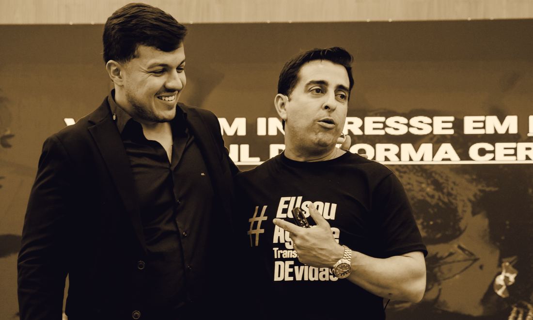 Paulo Espíndola e Isaac Santos juntos no palco